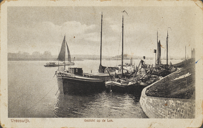 130404 Afbeelding van enkele schepen op de Lek bij Vreeswijk.N.B. De gemeente Vreeswijk is per 1 juli 1971 gevoegd bij ...